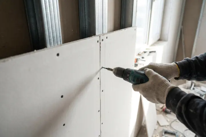 Akoestische en brandwerende opbouw, werk in gipskarton
